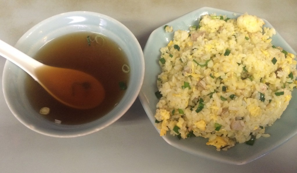 赤坂・珉珉（みんみん）のドラゴン炒飯。ニンニクたっぷりでボリウムも満点、食べると夕方までお腹がすきません。