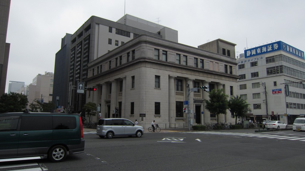 こちらは金座町の交差点に堂々と構える静岡銀行本店。斜め前は清水銀行本店です。