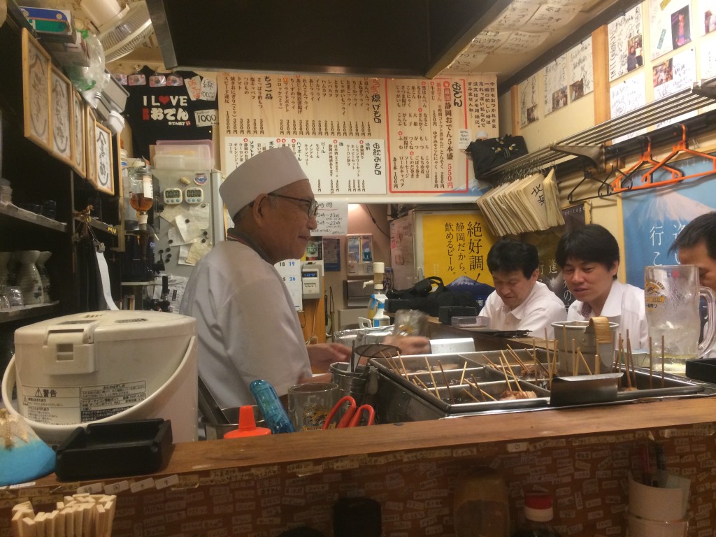 入った店の名は「おばちゃん」ですが、店主はおじいちゃん。狭い店内、客は東京と大阪のおのぼりさんばかりでした（笑）。