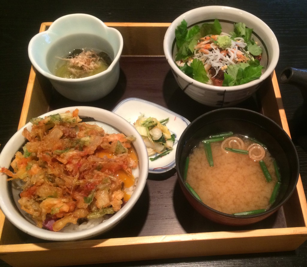 静岡の駿河料理店、なすびの昼食。お茶漬けと桜海老のかき揚げ丼セットです。お茶漬けはバツグン、かき揚げ丼も旨かったけど、生卵は余計かな。