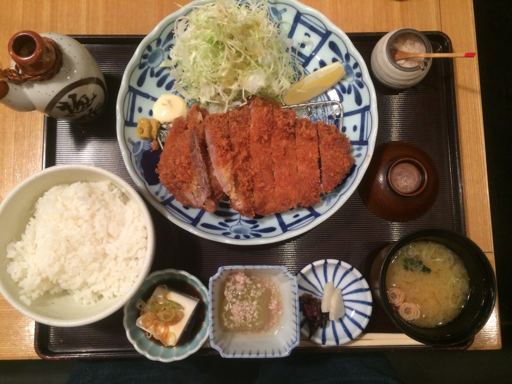 赤坂仁屋のトンカツ定食。1000円で普通に美味しい。店のイチオシは醤油だれカツ丼だそうで、機会があれば食べてみようと思います。