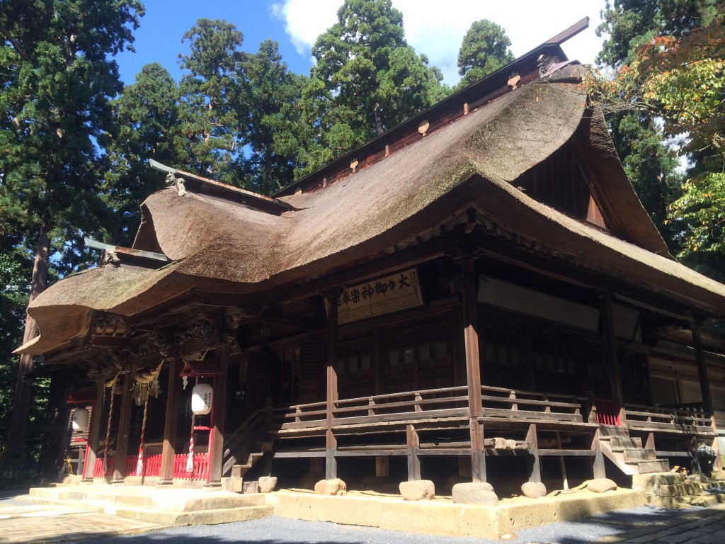 官兵衛とは何の関係もない米沢の熊野神社。茅葺きの大きな本殿です。