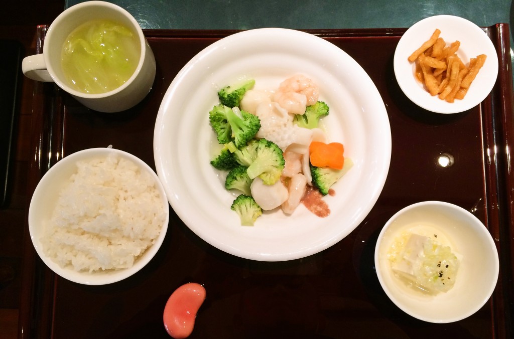 ランチに赤坂檜町公園のふもとにある広東料理店「新甫苑（しんぷえん）」の海鮮定食をいただきました♪