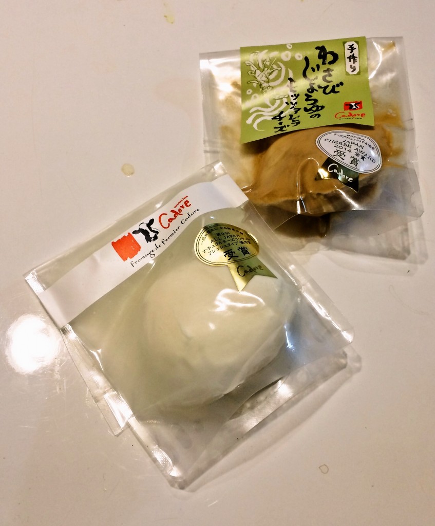 こちらは広島はカドーレという農場のモッツァレラチーズ。ひとつはわさびじょうゆ味です♪
