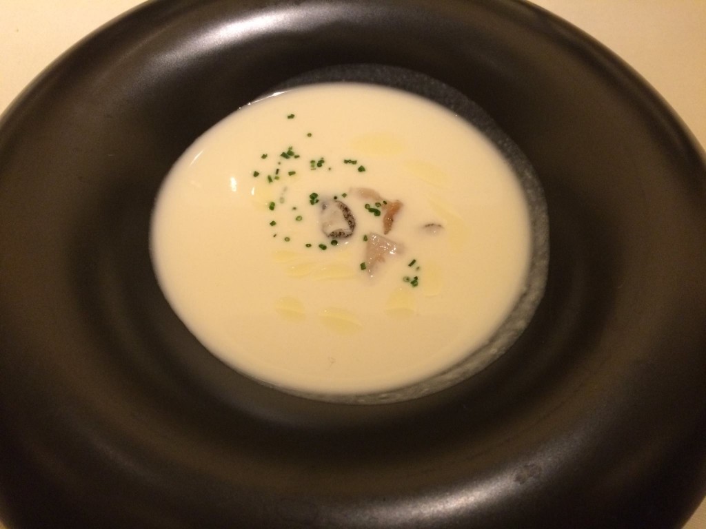 カブのブルート（イタリアの冷たいクリームスープ）、ツブ貝添え