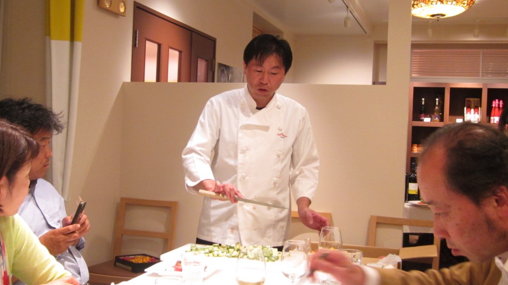 こちらは山形は鶴岡のイル・ケッチァーノで、自らの料理をレクチャーする奥田シェフです。