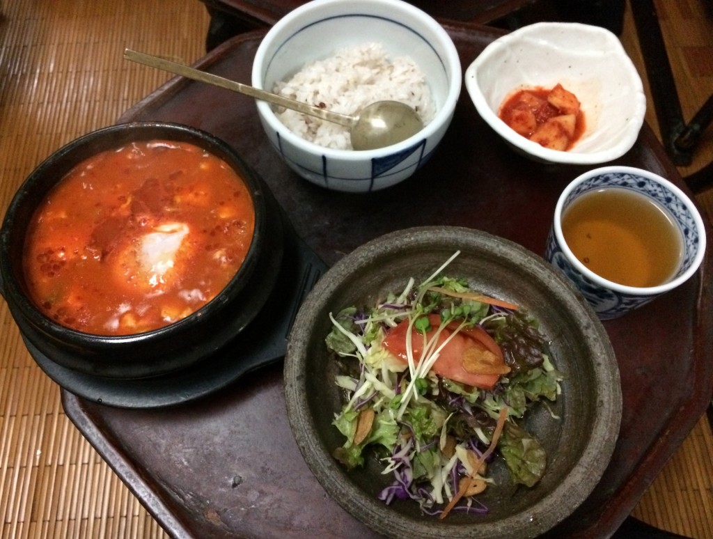 赤坂の韓国料理店「古家庵」、豆腐チゲ定食は見かけほど辛くなく、やさしいオムニの味です♪