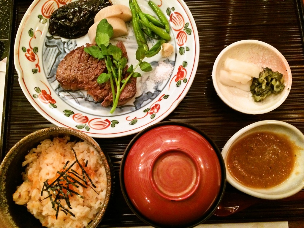 赤坂の韓国料理店「古家庵」、豆腐チゲ定食は見かけほど辛くなく、やさしいオムニの味です♪
