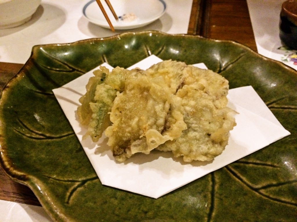 こちら安納芋の天ぷら。奥に見える箸の皿が藻塩です♪