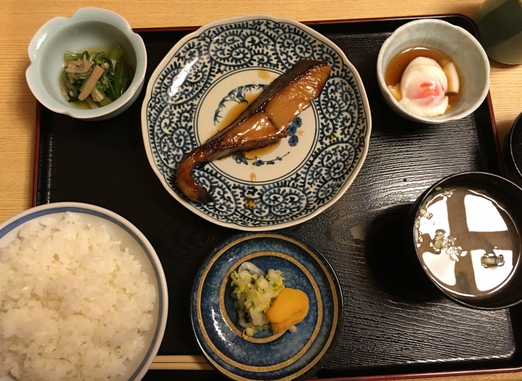 記事にまったく関係ない、赤坂よし田のカンパチ定食。通常は刺身で食べるカンパチを煮魚にすると、これがまた旨いのです♪