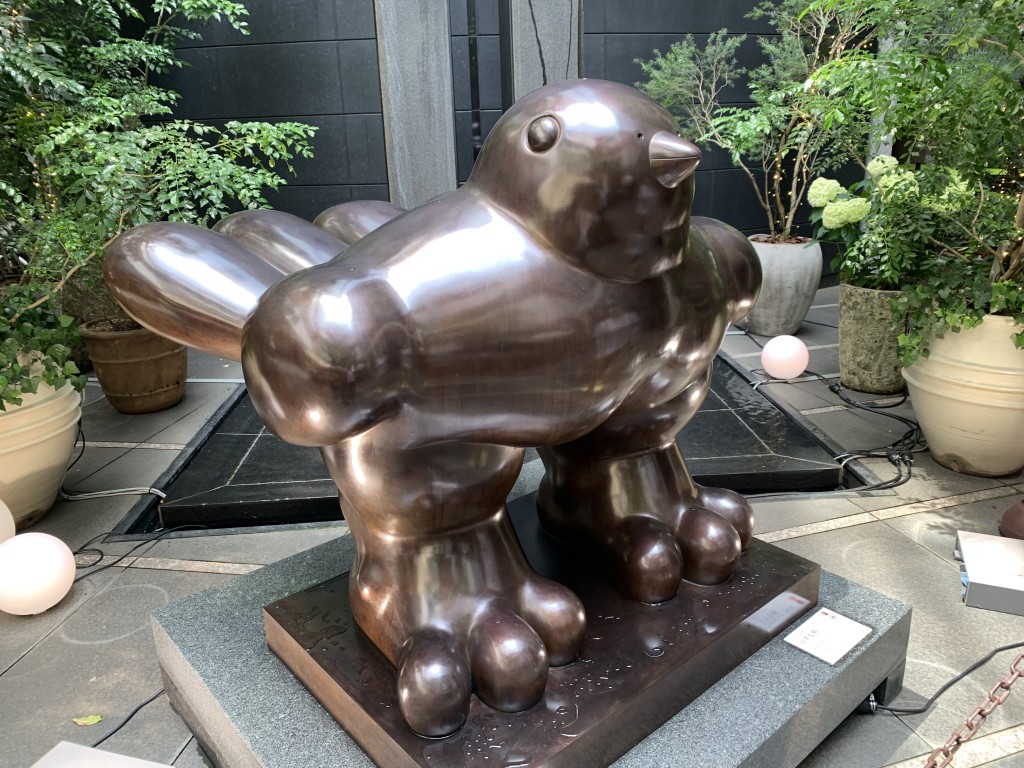広島にある彫刻作品「小さな鳥」。どこが小さいんじゃ！